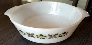 Vintage Anchor Hocking Fire King #438 grüne Wiese 2qt Auflaufschale mit Griffen - Bild 1 von 5