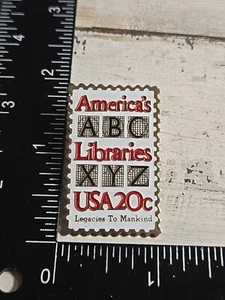 Estados Unidos EE. UU. 20¢ Tema de Sellos LIBRO LEER BIBLIOTECAS DE AMÉRICA Pinback M5 - Imagen 1 de 3