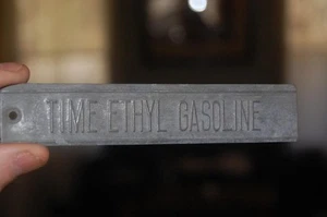 DE COLECCIÓN TIME OIL CO. GASOLINA ETÍLICA BOMBA DE GAS METAL GRABADO PUBLICIDAD ETIQUETA LETRERO - Imagen 1 de 3