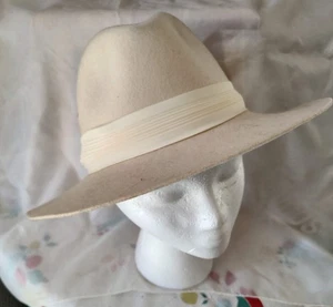 Vintage BETMAR New York MÜTZE ~ cremeweiß Wollfilz ~ Union Made ~ Größe 7  - Bild 1 von 4