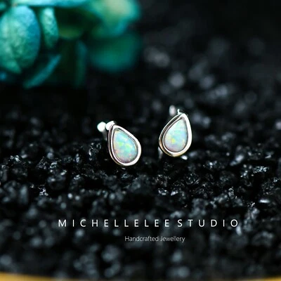 Aretes tipo argolla Huggie minimalistas de ópalo blanco con gotas en plata de ley Foto 1 de 4