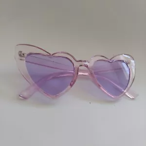 Occhiali da sole a forma di cuore rosa occhio di gatto lavanda plastica scanalato - Foto 1 di 6