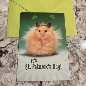 Tarjeta de felicitación divertida del día de San Patricio Get Your Green On 5”x7” - Imagen 1 de 10
