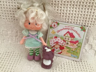 Muñeca de colección Strawberry Shortcake Angel Cake y mascota Soufflé Skunk - años 80’s  Foto 1 de 4