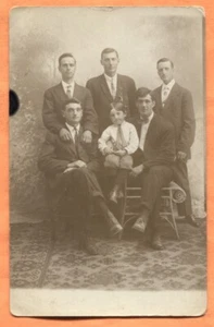 Ritratto di gruppo, nota sul retro anni '10 circa cartolina fotografica reale - Foto 1 di 3
