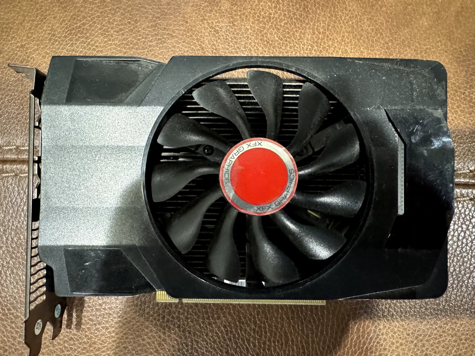 Tarjeta de video gráfica XFX AMD Radeon RX550 4 GB GDDR5 PCI-E DP DVI HDMI Foto 1 de 1