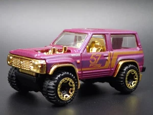 1980-1989 Nissan Patrol SUV Camion Viola 1:64 Diorama Scala Modellino Auto - Foto 1 di 8