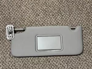 Brand NEW OEM GM 381 Pontiac G6 2006 07 08 09 Grey Driver Side Sun Visor - Foto 1 di 5