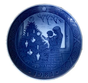 Royal Copenhagen 1981 Christmas Plate “The Christmas Tree” - Picture 1 of 2