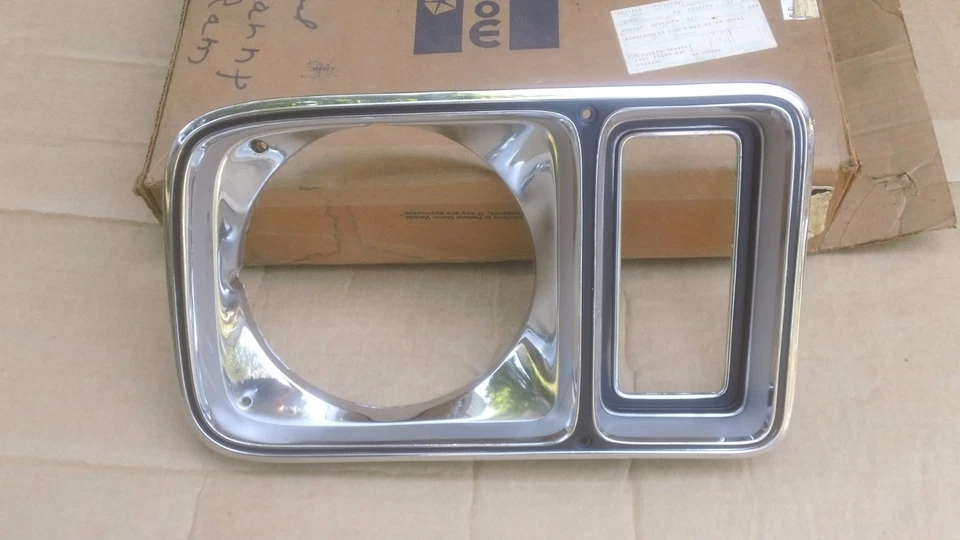  Nuevo de Lote Antiguo MoPar 1975 1976 1977 Plymouth Gran Fury lado derecho FARO BISEL 3781022 Foto 1 de 4