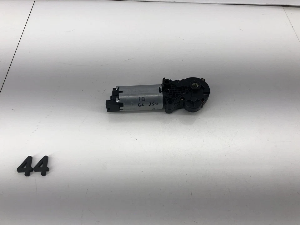 10-16 MERCEDES BENZ GL350 REAR LEFT DRIVER SIDE THIRD ROW SEAT MOTOR OEM - Image 1 of 4