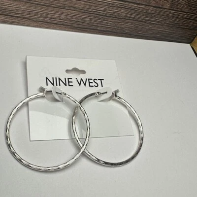 Pendientes de aro texturizados tono plata Nine West nuevos con etiquetas precio de venta sugerido por el fabricante $18 Foto 1 de 4