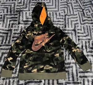 Nike Boys Green Camo Graphic Oversized Pullover Hoodie Size 6 /M - Picture 1 of 3