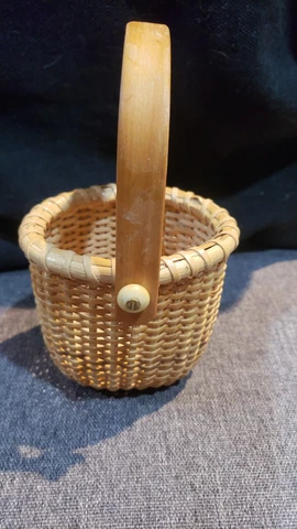 Pre-owned Tjny Nantucket Style Handwoven Basket w/ Handle 5 1/2" Diameter Cover