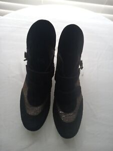 Stuart weitzman $526 Women's Boot shoes black and gold 7.5