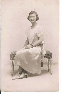 POSTCARD A VERY PRETTY YOUNG WOMAN - IDEAL STUDIOS 120 WESTERN RD HOVE C1925  - Foto 1 di 2