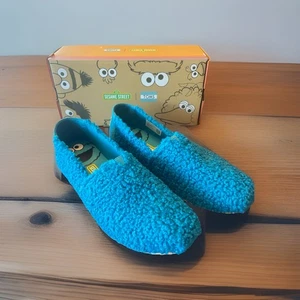 TOMS Sesame Street Cookie Monster Fuzzy Shoes Women’s 8 NIB Faux Shearling - Picture 1 of 5
