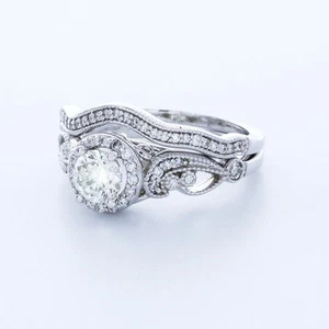 JUEGO DE ANILLOS HALO PIEDRA LATERAL ORO BLANCO 18K REDONDO D/VS2 DIAMANTE CREADO EN LABORATORIO 1.3CT - Imagen 1 de 3