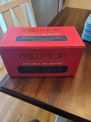 Code 3 FDNY Super Pumper Mack C Satelite 2 Fire Engine Truck New York City H2F  - Image 1 of 4