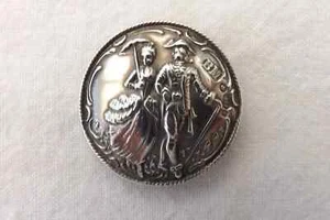 ANTIGUO BOTÓN PLATA MACIZA SELLO UNA PAREJA CAMINANDO 3cm (1043) - Imagen 1 de 3