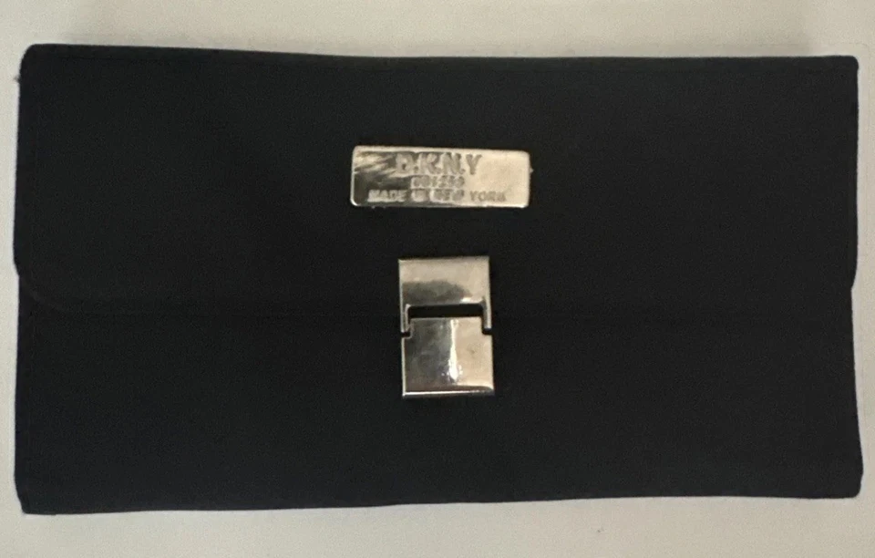 Cartera DKNY Donna Karan de lona negra con broche de presión plateado. Foto 1 de 4