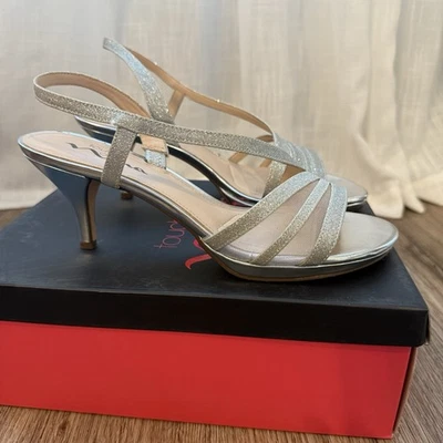 Босоножки Nina Noralee на серебряных ремешках блестящие 8,5 кожа с ремешком официальные - Изображение 1 из 4