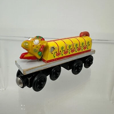 Thomas & Friends Ferrocarril de Madera Tren Dragón Chino Carro Tanque Madera *DESGASTE DE PINTURA Foto 1 de 4