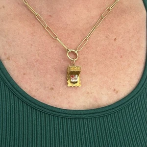 Ciondolo vintage in oro giallo 18 kt con cabina svizzera casa - Foto 1 di 22