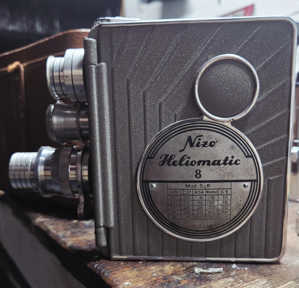 Videocámara antigua Nizo Heliomática con cuero original Foto 1 de 4