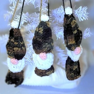 Juego de 3 adornos navideños gnomo - camuflaje - ganchillo hecho a mano - Imagen 1 de 6