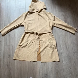Zara Damen Faux Wildleder Gürtel Kapuze Jacke Mantel Edgy Capsule Minimalistisch Beige - Bild 1 von 10