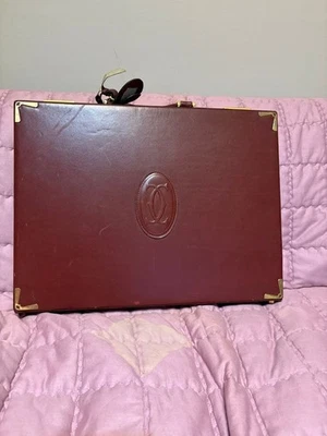 Estuche Cartier Mustline de cuero burdeos 30 cm usado Foto 1 de 4