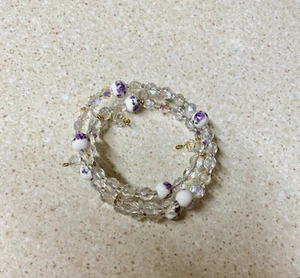 A MEMORY WIRE BRACELET WITH HANDMADE LAMPWORK GLASS BEADS & crystals - Picture 1 of 1
