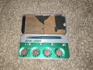 1950s Ken + Add 4 Digit Pocket Adding Machine Calculator Metal Case - Bild 1 von 13