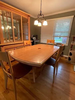 Dining Room Table And China Cabinet Set • 500$