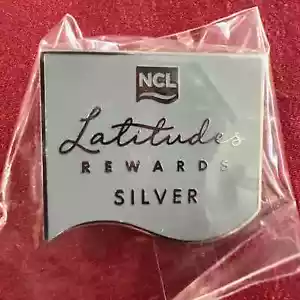 "SILBER" - NCL Norwegian Kreuzfahrtschiff Latitudes Rewards Sammlerstück Anstecknadel NEU - Bild 1 von 1