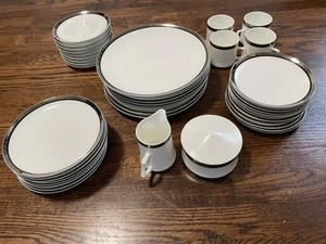 Juego de 45 piezas de porcelana Mikasa Solitude cena ensalada pan platos tazas crema - Imagen 1 de 7