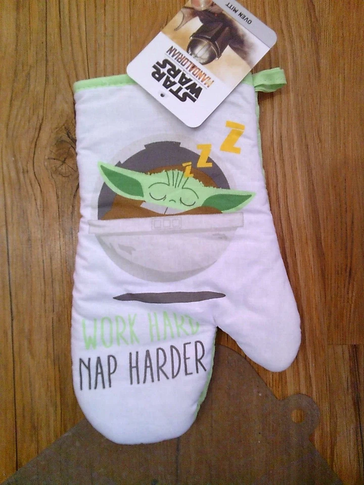 NEW STAR WARS THE MANDARLORIAN BABY YODA kitchen oven mitt - Image 1 of 1