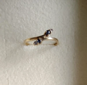 Anello vintage 18 kt UNOAERRE con brillantini e zaffiri. - Foto 1 di 9