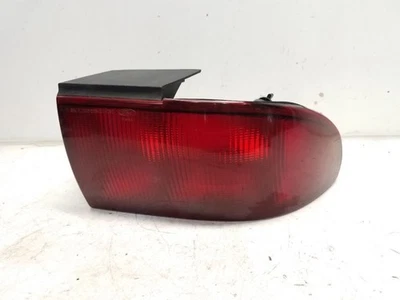 Luz trasera derecha pasajero Mercury Sable 1993-95 (sedán) - cuarto de montaje Foto 1 de 3