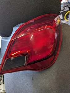 LUZ TRASERA VAUXHALL CORSA LADO DEL CONDUCTOR FUERA DE JUEGO DERECHA 2018 3 PUERTAS HATCHBACK - Imagen 1 de 4
