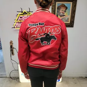 VINTAGE Tampa Bay Bandits Giacca Donna Grande Rosso USFL Bomber Calcio - Foto 1 di 16
