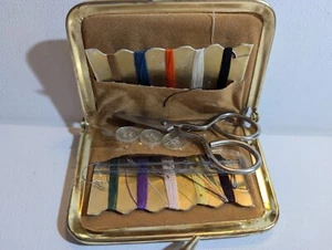 Vintage Nähset in Reisegröße gold lahm mit Kussverschluss - Bild 1 von 3