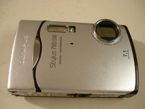 Wie Neu Olympus 790 SW 790SW Digitalkamera Wasserdicht Silber - Bild 1 von 1