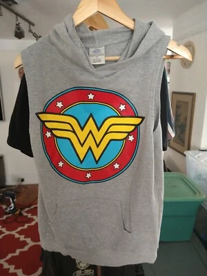 Regata Vintage Mulher Maravilha com Capuz Juvenil Tamanho G/Pequena Adulta - Imagem 1 de 4