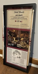 Rush Neil Peart S.S. Professor Tour Gedenk Stick Display R30 Kanada Echtheitszertifikat - Bild 1 von 7