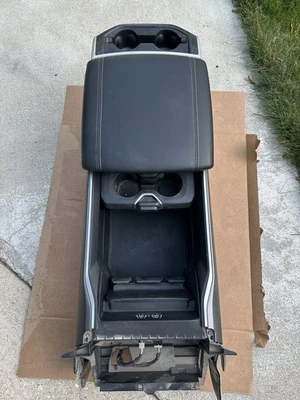 2019-2024 RAM 2500 3500 中心控制台原始设备制造商 — 第 1/4 张图片