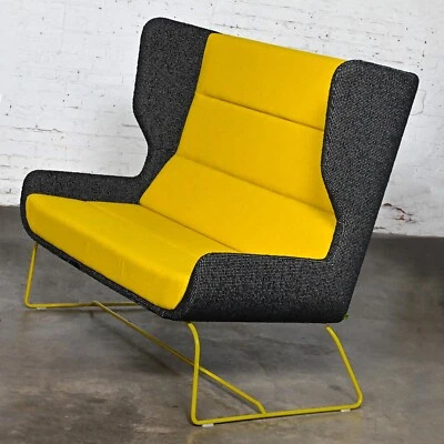 Sofá contemporáneo Hush con respaldo de ala alta NaughtOne para Herman Miller amarillo y negro Foto 1 de 4
