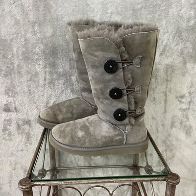 Botas de gamuza UGG Australia 1873 Bailey botón triplete talla 7 gris Foto 1 de 4