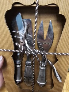 Juego de 3 piezas de queso Pottery Barn esparcidor rebanador tenedor cubiertos nuevo en caja - Imagen 1 de 6